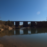 Puente-de-ferroviario-hecho-de-madera-sobre-el-arroyo-el-marmol