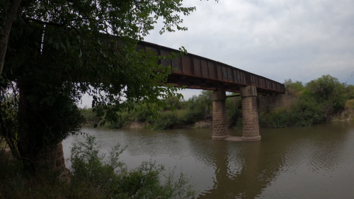 Puente-de-hierro-del-ferrocarril-que-pasa-por-el-arroyo-Urquiza.png
