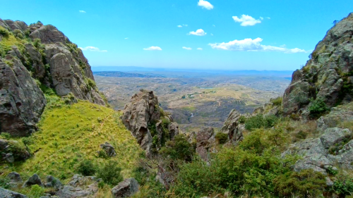 Caminata-en-el-Valle-de-los-Lisos-Los-Gigantes-Cordoba.png