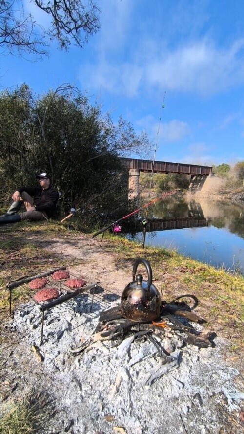 Pesca-y-sanguches-de-hamburguesas-en-el-Arroyo-Urquiza.jpg