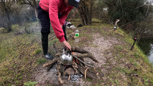 Pescando-y-cocinando-en-la-orilla-del-Arroyo-Urquiza-16.png