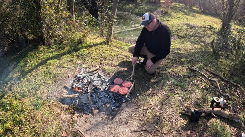 Pescando-y-cocinando-en-la-orilla-del-Arroyo-Urquiza-2.png