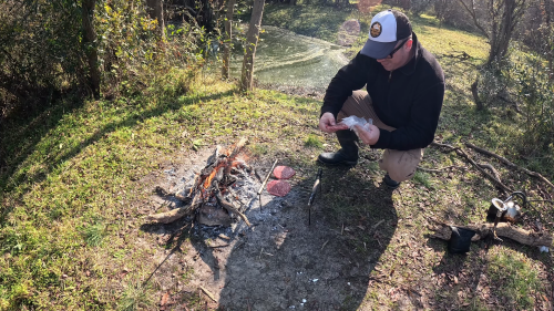 Pescando-y-cocinando-en-la-orilla-del-Arroyo-Urquiza-21.png