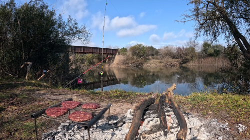 Pescando-y-cocinando-en-la-orilla-del-Arroyo-Urquiza-25.png