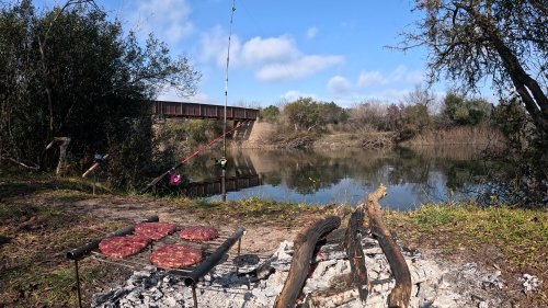 Pescando-y-cocinando-en-la-orilla-del-Arroyo-Urquiza-4.png